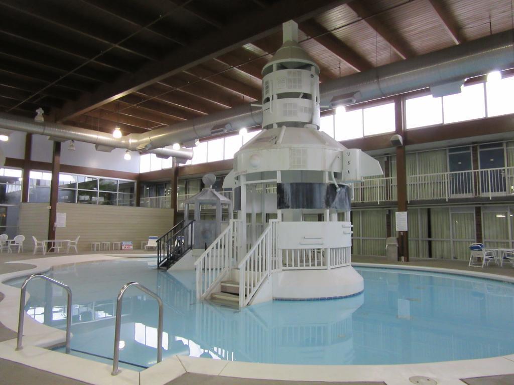 Atrium Hotel & Conference Center Хатчинсон Экстерьер фото