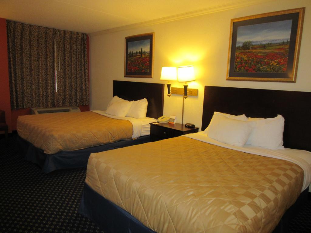 Atrium Hotel & Conference Center Хатчинсон Экстерьер фото