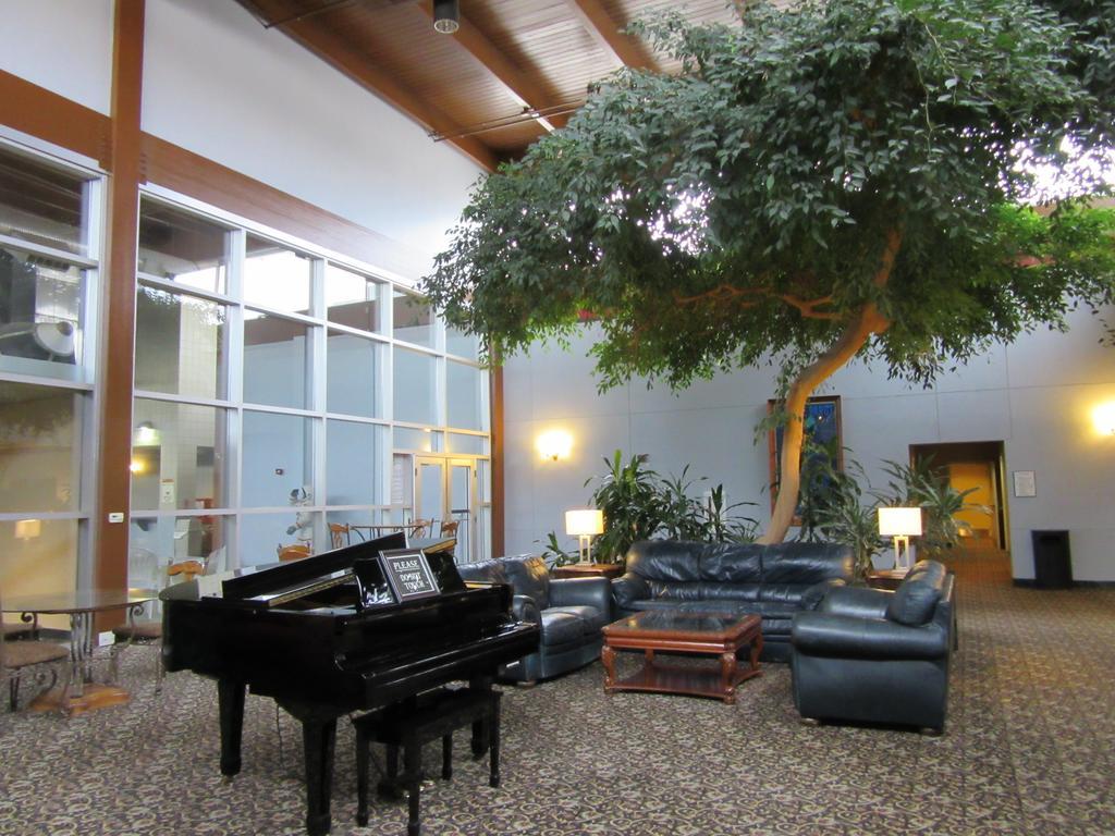 Atrium Hotel & Conference Center Хатчинсон Экстерьер фото
