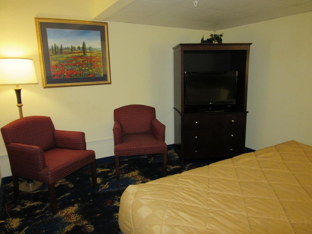 Atrium Hotel & Conference Center Хатчинсон Экстерьер фото