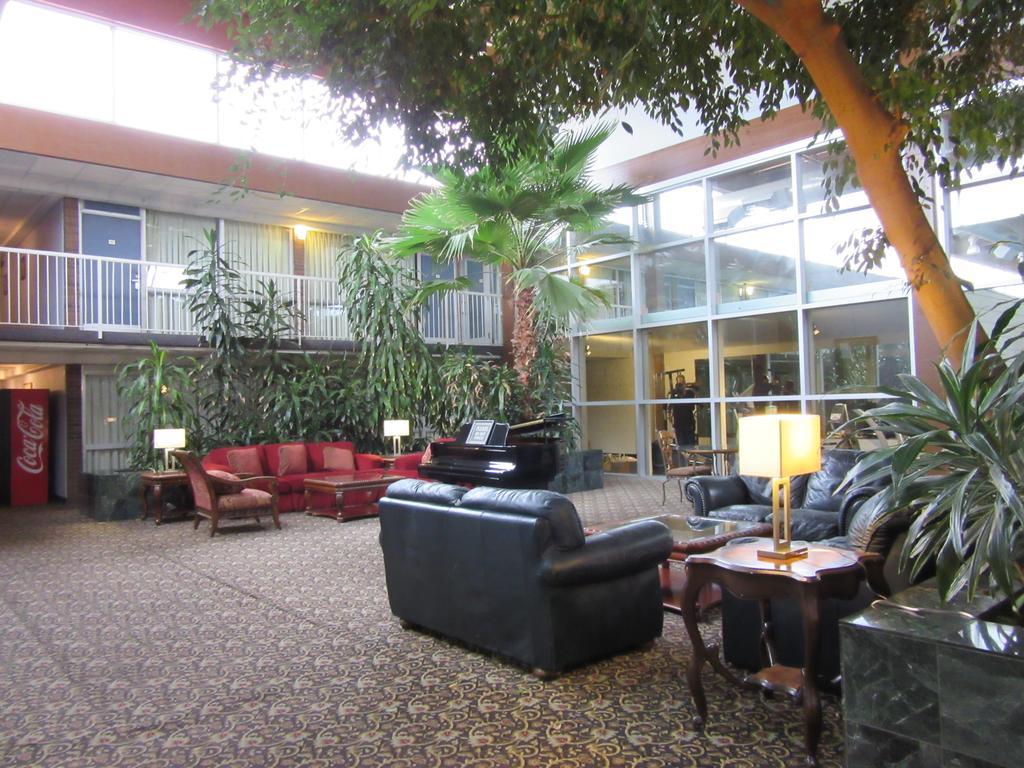 Atrium Hotel & Conference Center Хатчинсон Экстерьер фото