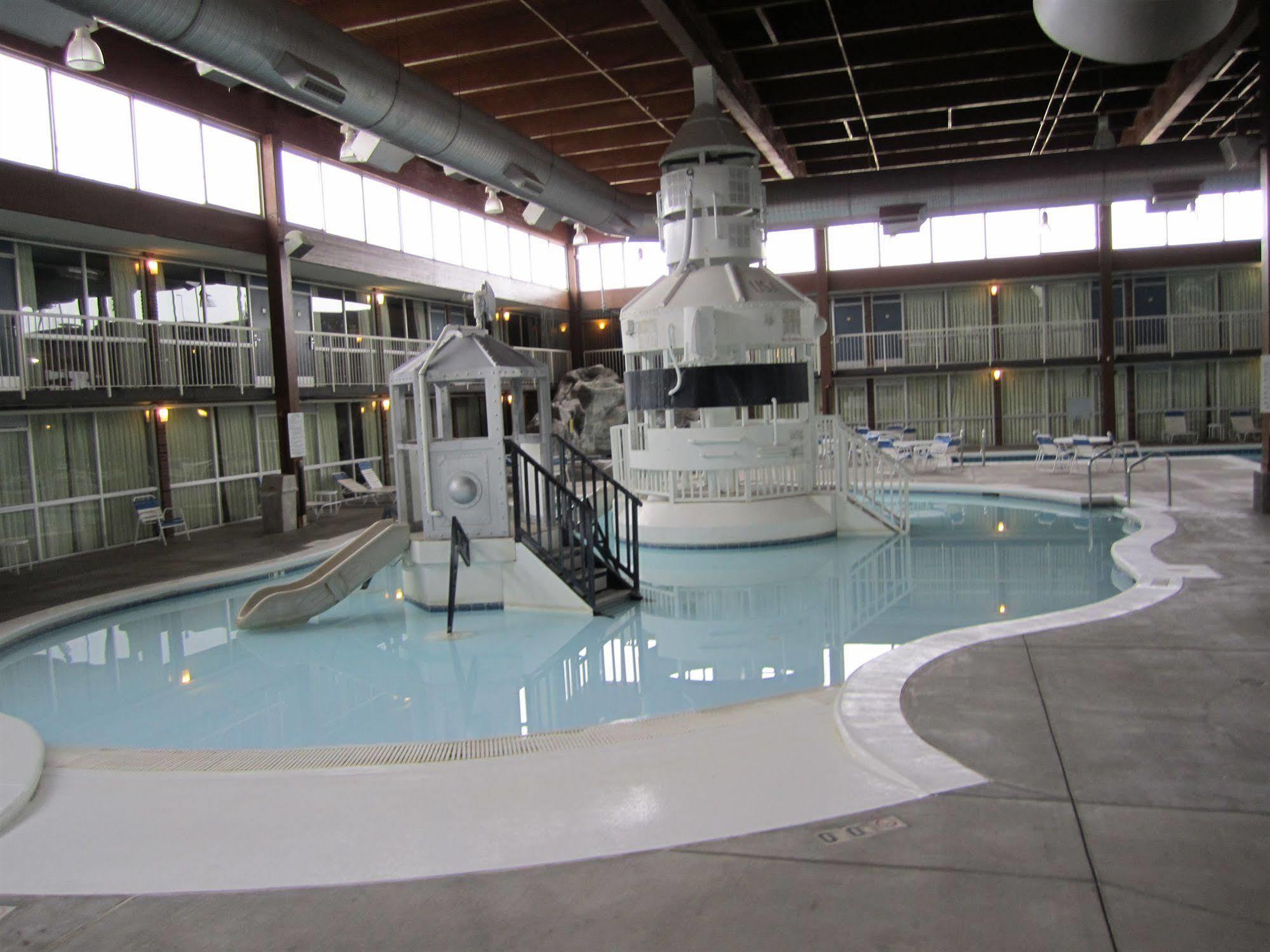 Atrium Hotel & Conference Center Хатчинсон Экстерьер фото